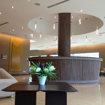 Borneo Cove Hotel Sandakan Bagian luar foto