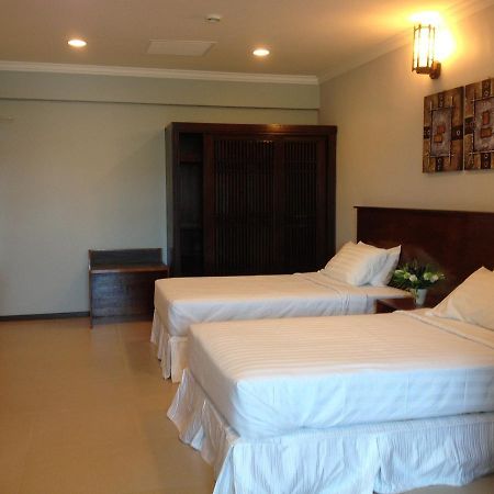 Borneo Cove Hotel Sandakan Bagian luar foto