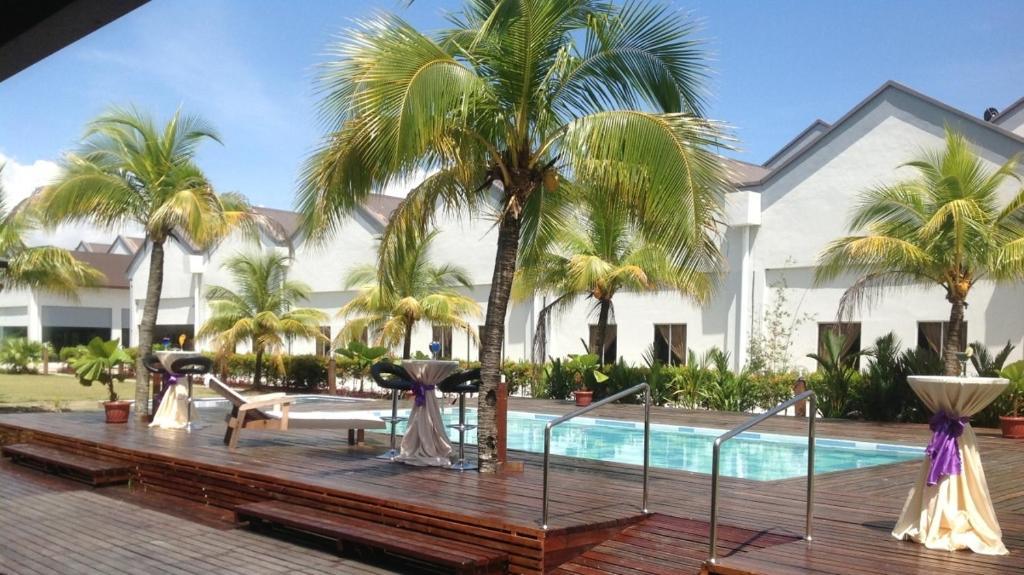 Borneo Cove Hotel Sandakan Bagian luar foto