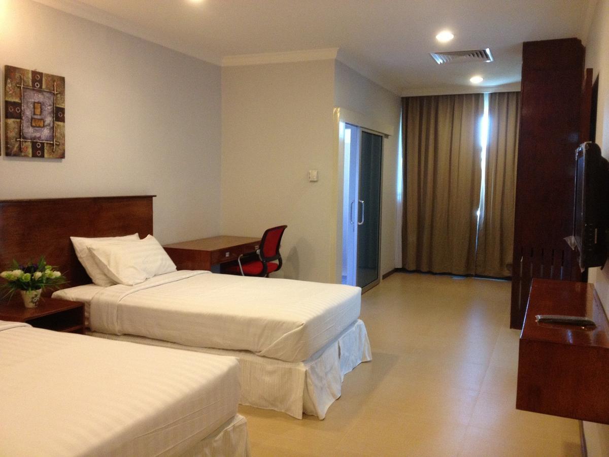 Borneo Cove Hotel Sandakan Bagian luar foto