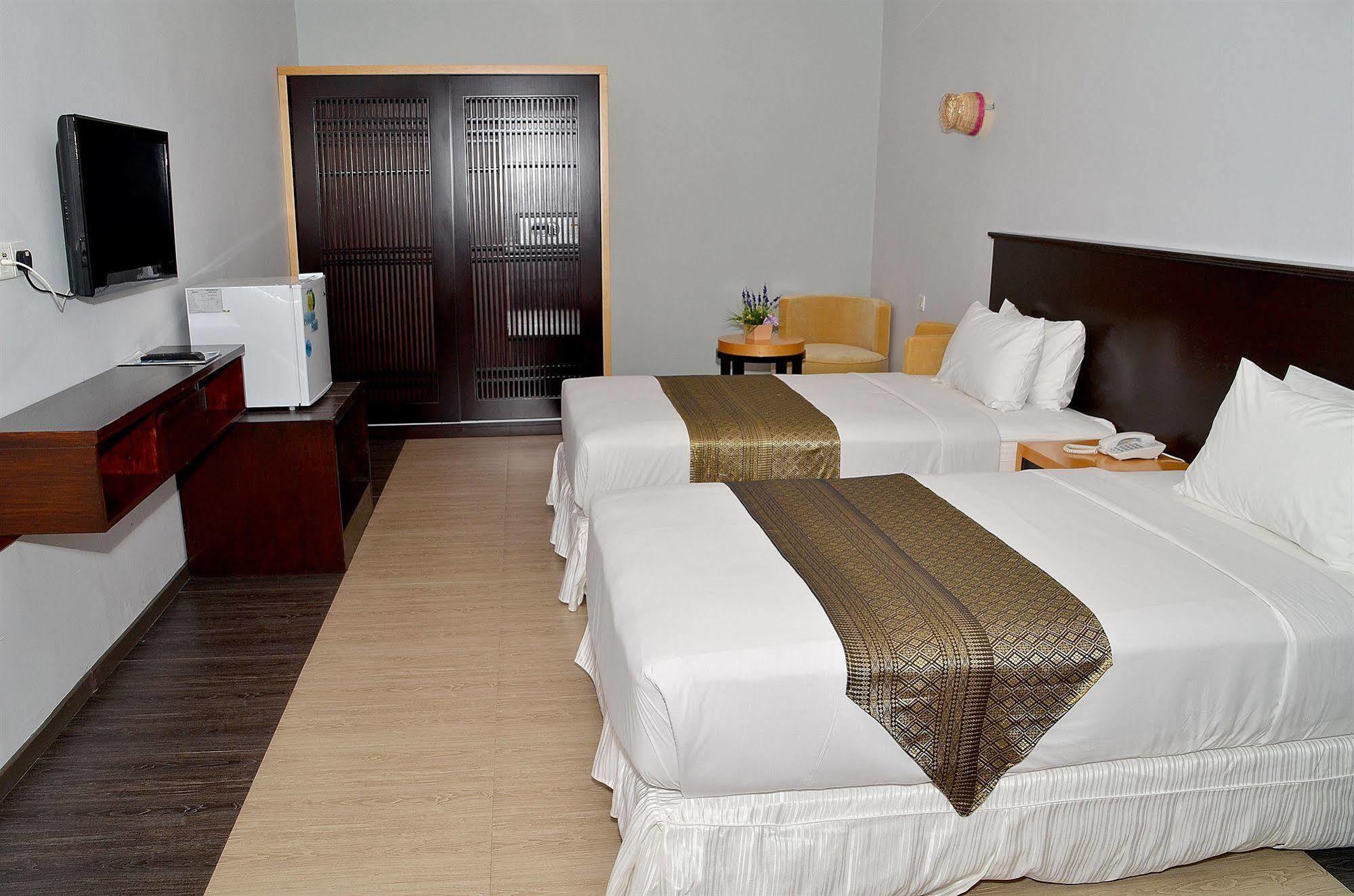 Borneo Cove Hotel Sandakan Bagian luar foto