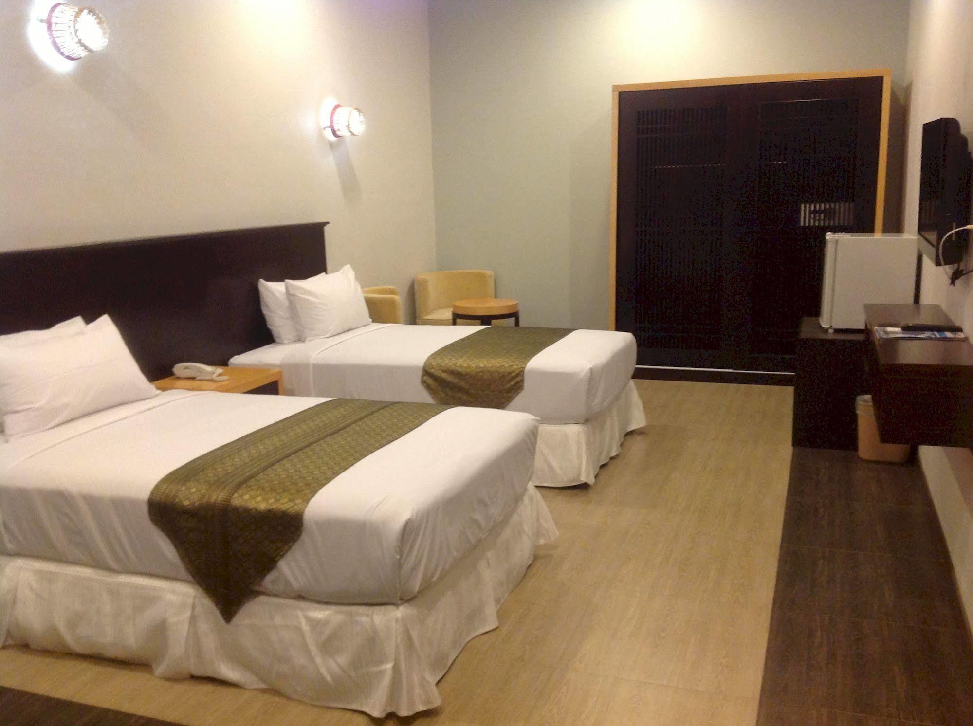Borneo Cove Hotel Sandakan Bagian luar foto