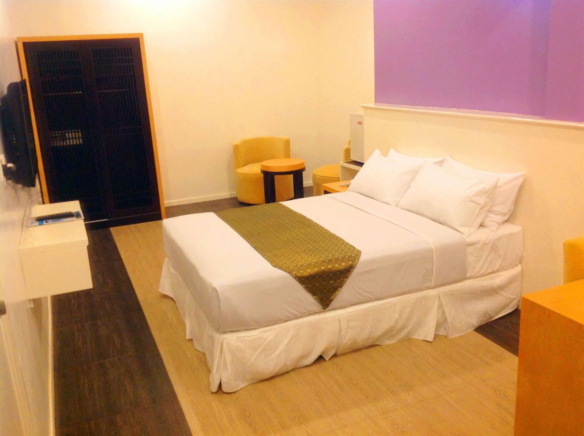 Borneo Cove Hotel Sandakan Bagian luar foto